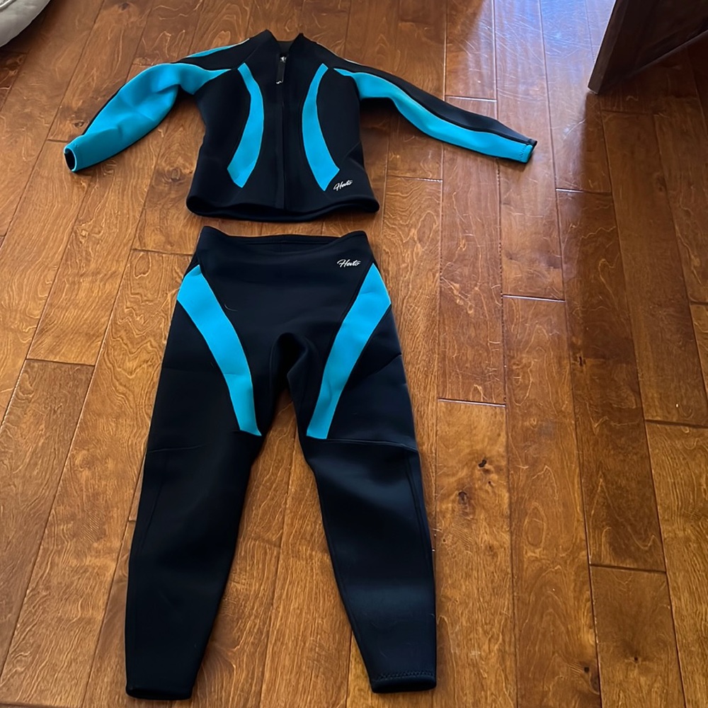Women’s medium 2 piece wet suit Hevto brand